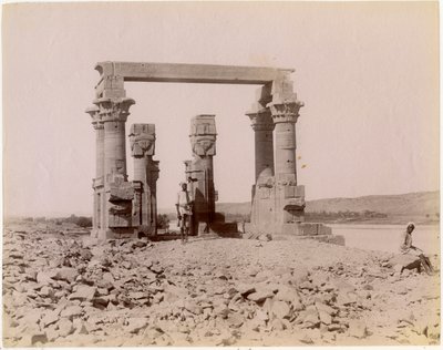 東側から見たケルタッシ（現在のニューカラブシャ）のローマ時代のキオスク（エジプト）、Edition J P Sebach撮影、1890年頃 作： Unknown photographer