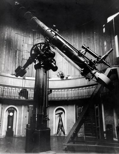 ブレラ（ミラノ）の宇宙物理学者ジョバンニ・ヴィルジニオ・スキアパレッリ（1835-1910）のシュミット式望遠鏡。火星で直線的な形状を観測し、「火星の運河（canali）」と名付けた。 作： Unknown photographer