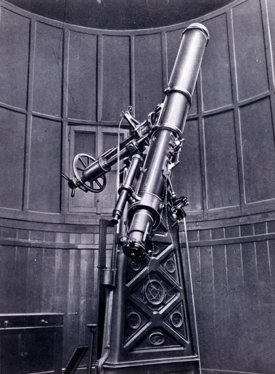 ブレラ（ミラノ）の宇宙物理学者、ジョバンニ・ヴィルジニオ・スキャパレリ（1835-1910）の望遠鏡。火星で直線的な形状を観測し、「火星の運河（canali）」と名付けた。 作： Unknown photographer