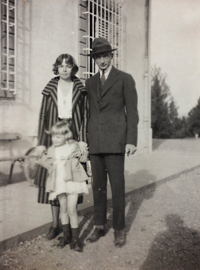 ヴィコ・デルサの邸宅でのトリリアーニ家の3人 作： Unknown photographer