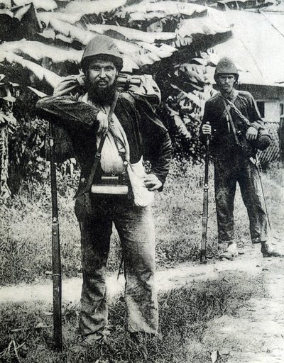 1883年、トンキンの田舎から来た2人の兵士。 作： Unknown photographer