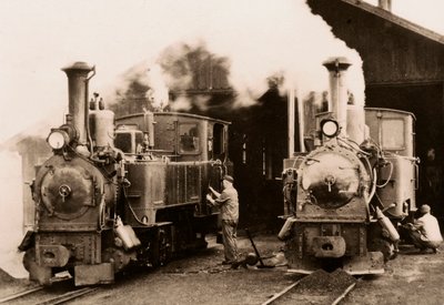 人の作業員によって整備される2両の蒸気機関車。 作： Unknown photographer