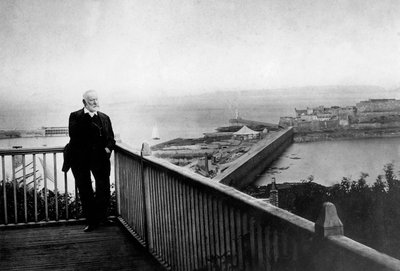 Victor Hugo (1802-1885) at Hauteville House during exile in Guernsey (from 1851 to 1870) in 1868   1452879   ja       japanese Successfully Translated  Original: The Brothers Translat: The Brothers 1455844 ja japanese Successfully Translated Original: Fish 作： Unknown photographer