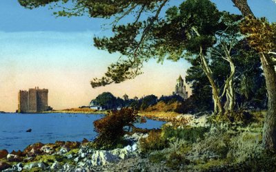 アルプ＝マリティーム県、サン・オノラ島のサン・オノラ修道院（レランス修道院）跡の眺め（フランス・リビエラの町カンヌのサン・オノラ島にあるレランス修道院の要塞） 1920年頃の絵葉書 個人蔵 作： Unknown photographer