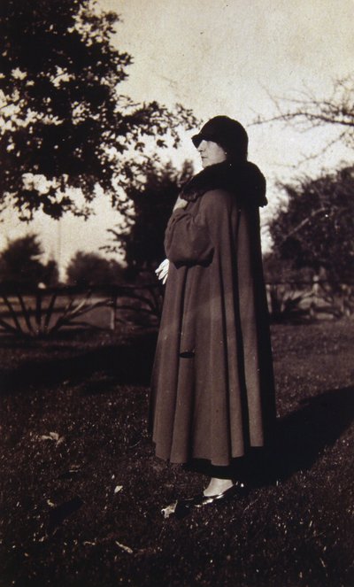 帽子とコートを着たフランス人女性のヴィンテージ写真、1920年頃（白黒写真） 作： Unknown photographer