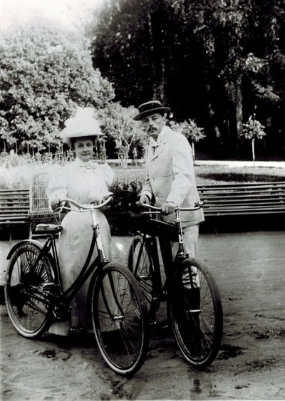 ウラジーミル・ドミトリーヴィチ・ナボコフ（1870-1922）とエレーナ・イワーノヴナ・ルカーヴィシニコヴァ（1876-1939）、匿名。写真 作： Unknown photographer