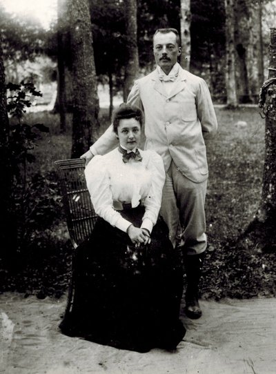ウラジーミル・ドミトリーヴィチ・ナボコフ（1870-1922）とエレーナ・イワーノヴナ・ルカーヴィシニコヴァ（1876-1939）、匿名。写真、1896年頃、ロズデストヴェノの地域研究博物館 作： Unknown photographer