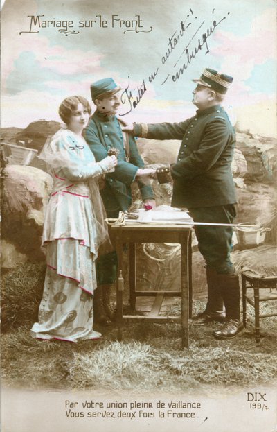 第一次世界大戦の絵葉書、表面は待ち伏せされた将校による兵士（ポイユ）と若い女性（軍補助員）の結婚。(写真) 作： Unknown photographer