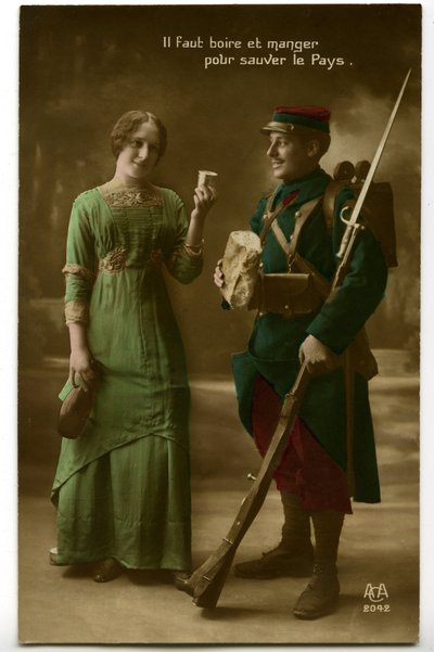 War 1914 - 1918 (14-18): 青い地平線の軍服を着たフランス兵が、若い女性から運ばれてきたパンとワインを取る様子を描いた時代物の絵葉書：国を救うために飲み食いする - 食べ物 - 。 作： Unknown photographer