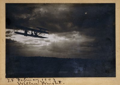 飛行中のウィルバー・ライト、直筆サイン「Wilbur Wright」と日付「25 February 1909」、1909年頃（ゼラチン・シルバー・プリント、台紙付、インク） 作： 未知の写真家