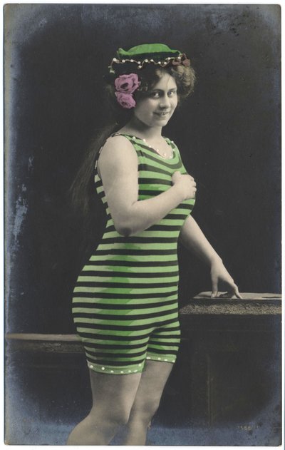 水着姿の女性、c. 1910年（はがき） 作： Unknown photographer