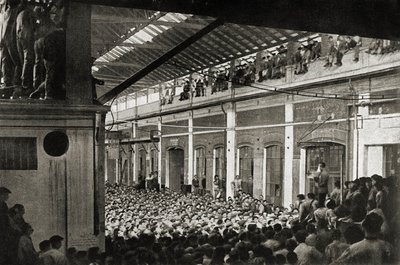 1920年のビエンニオ・ロッソ期間中、トリノの工場に集められた労働者たち（モノクロ写真）。 作： 未知の写真家