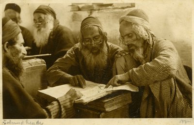 聖典を学ぶイエメン系ユダヤ人の男性たち（1900年頃、エルサレム）（モノクロ写真 作： Unknown photographer