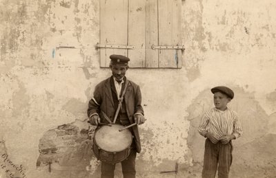 競売人と子供 作： Unknown photographer
