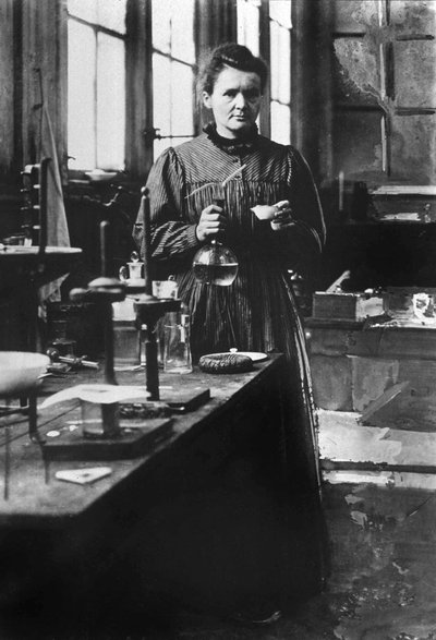 フランスの物理学者マリー・キュリー (1867-1934) 1903 年にノーベル物理学賞、1911 年にノーベル化学賞を受賞。ここは 1898 年にパリの彼女の最初の研究室でした。 作： Unknown photographer