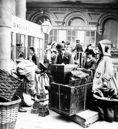 フランス第二帝政時代、パリのリヨン駅で荷物の計量を監督する乗客 作： Unknown photographer