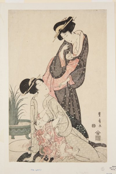 金魚と授乳中の赤ちゃんを持つ2人の女性（カラー木版画） 作： Utagawa Toyohiro