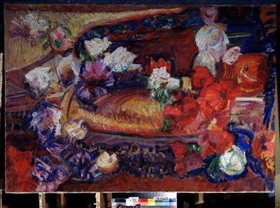 装飾的な枕と花のある静物。 Vasily Ivanovich Denisov (1862-1921) による絵画。 キャンバスに油彩 作： Vasily Ivanovich Denisov