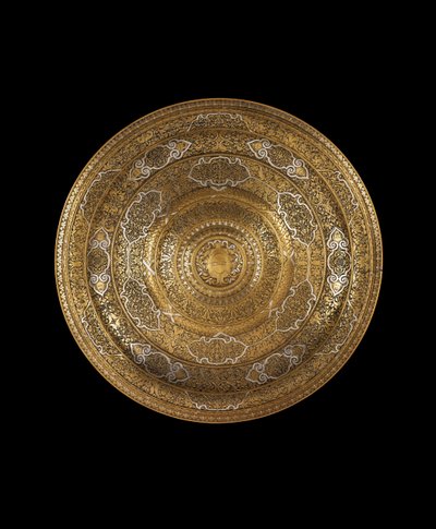 銀をはめ込んだ彫刻された高錫青銅の皿、中央には紋章、1530-c.1550 作： Venetian School
