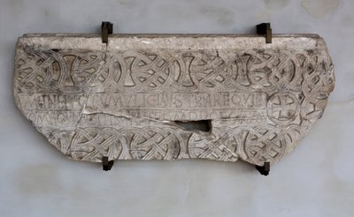 碑文や装飾が施された石（写真 作： Venetian School