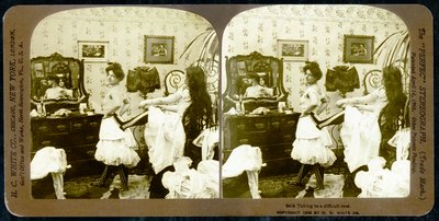 コルセットにひもで締められている女性を描いた立体カード、c.1900（セピア写真）（473244も参照） 作： Vermont, USA H.C. White Company