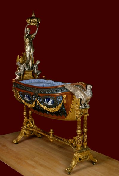 ナポレオン3世の息子である皇太子ウジェーヌ・ルイ・ジョゼフ（1856-1879）の揺りかごは、ローマ王の揺りかごをモデルに、建築家ヴィクトル・バラールが銀、エナメル、ブロンズ、木で製作しました。1856年 パリ、カルナヴァレ美術館 作： Victor Baltard
