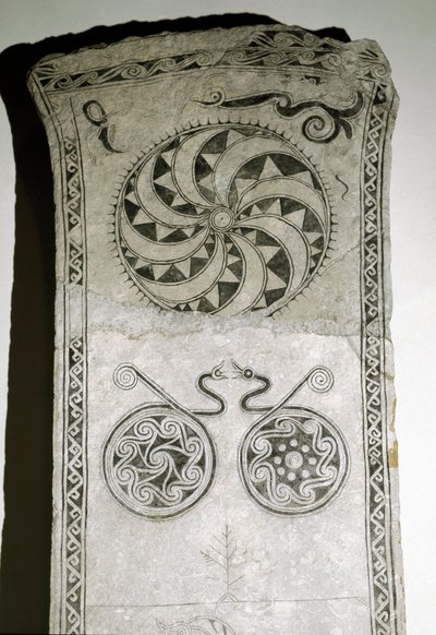 太陽のシンボルが描かれたルーンストーン、7～8世紀 作： Viking