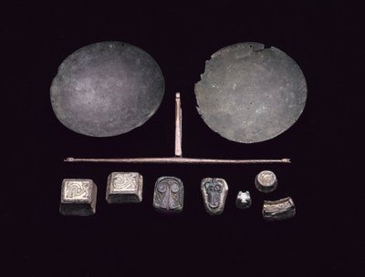 西暦875～925年、アーガイル州コロンセイのキロラン湾にあるバイキング船の埋葬品から出土した秤のための天秤台（ブロンズ 作： Viking Viking