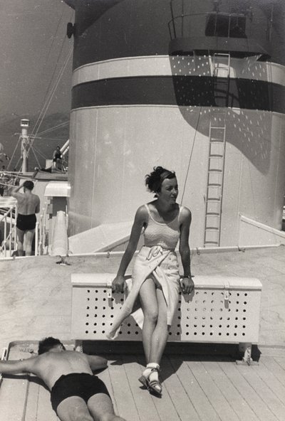アルバム「At the Edge of Oceania 28th July to 10th August 1935」より、客船「オセアニア」でのカップル。 作： ヴィンチェンツォ・バロッキ