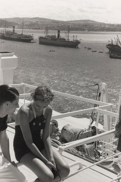 アルバム「At the Edge of Oceania 28th July to 10th August 1935」より、客船「オセアニア」でのカップル。 作： ヴィンチェンツォ・バロッキ