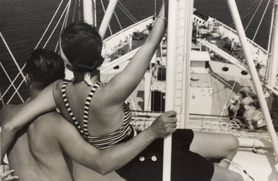 アルバム「At the Edge of Oceania 28th July to 10th August 1935」より、客船「オセアニア号」でのカップル。 作： ヴィンチェンツォ・バロッキ