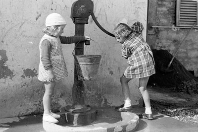 バケツに水を入れる少女たち（1939年5月9日）（モノクロ写真 作： ヴィンチェンツォ・バロッキ