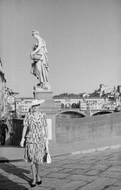 写真撮影中、フィレンツェのサンタ・トリニタ橋でポーズをとるモデル（1941年6月2-3日）（モノクロ写真 作： ヴィンチェンツォ・バロッキ