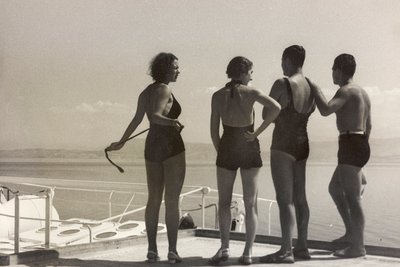 オセアニア号の乗客たち（アルバム「At the Edge of Oceania 28th July to 10th August 1935」より 作： ヴィンチェンツォ・バロッキ