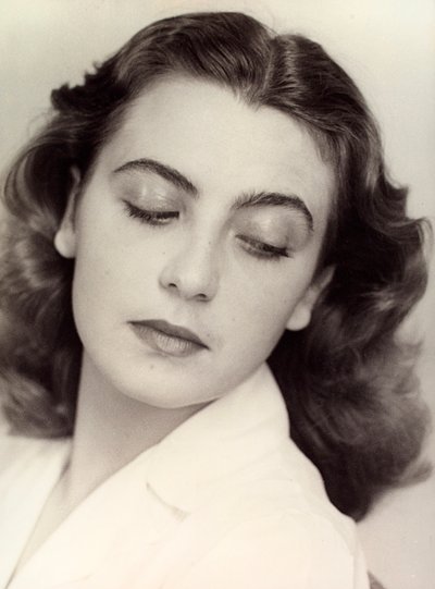若い女性の肖像、1940年頃（モノクロ写真） 作： ヴィンチェンツォ・バロッキ