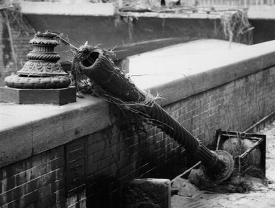 洪水で壊れた街灯（1966年11月、フィレンツェ）（モノクロ写真 作： ヴィンチェンツォ・バロッキ