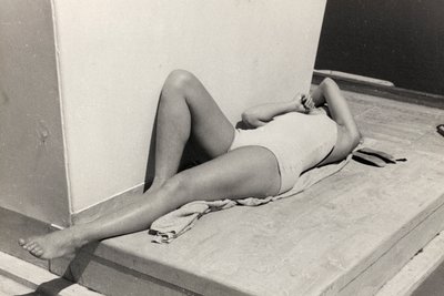 アルバム「At the Edge of Oceania 28th July to 10th August 1935」より、客船「Oceania」での日光浴。 作： ヴィンチェンツォ・バロッキ