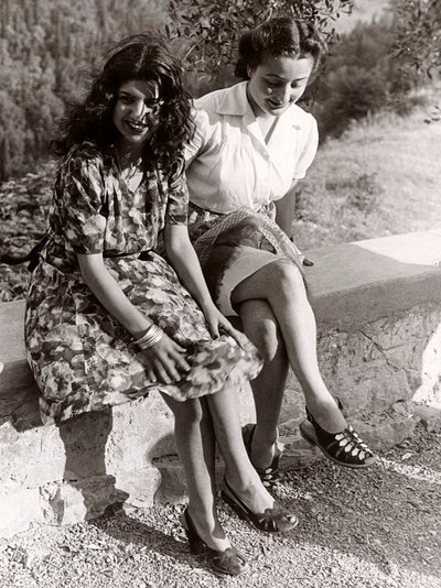 壁に座る2人の少女、イタリア、1940年頃（モノクロ写真） 作： ヴィンチェンツォ・バロッキ