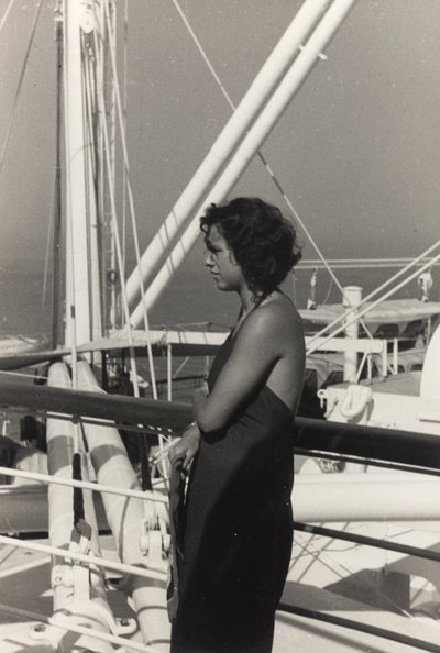 アルバム「At the Edge of Oceania 28th July to 10th August 1935」より、客船「Oceania」船上の女性。 作： ヴィンチェンツォ・バロッキ