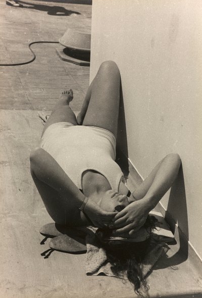 アルバム「At the Edge of Oceania 28th July to 10th August 1935」より、客船「Oceania」船上の女性。 作： ヴィンチェンツォ・バロッキ