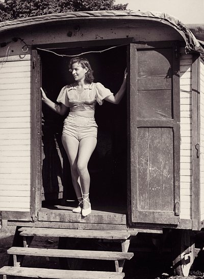 サーカスの馬車に乗った若い女性、1960年頃（モノクロ写真） 作： ヴィンチェンツォ・バロッキ
