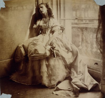 窓際に座った少女の研究、1855-65年 作： Viscountess Hawarden