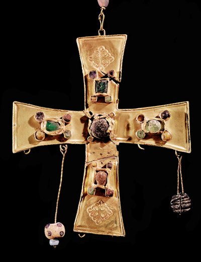 トレドンジメノ十字架（宝石と花の装飾を施した金属製、6～7世紀 作： Visigothic
