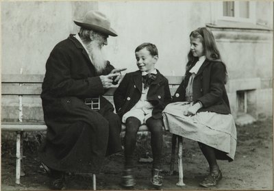 レオトルストイと孫のレオとソフィア、1909 作： Vladimir Grigorievich Chertkov