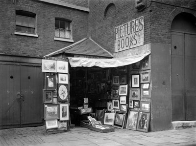 1933 年、ロンドンの古本と絵画の店の外に飾られた額入りの写真。 作： WA Clark