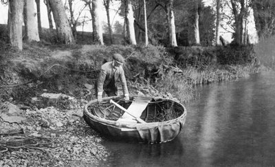 アイルランド、ミース州、ボイン川でのコラクルの進水（1924-1926年 作： WA Green