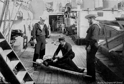 巡洋艦HMSタルタルに搭載された救急車の訓練、1896年。 作： W Gregory