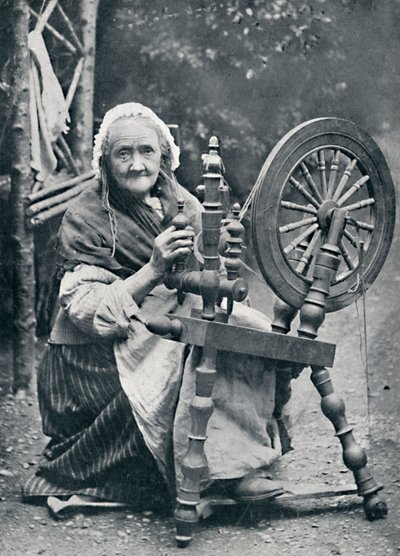 1912年、紡ぎ車に乗るアイルランドの老婆 作： W. Lawrence