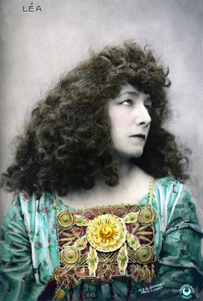 レア役のサラ・ベルナールことアンリエット・ロジーヌ・ベルナール（1844-1923）（写真 作： W. and D. Downey