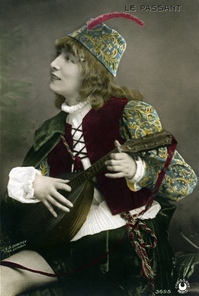 フランソワ・コッペの戯曲「Le passer」でリュートを弾くトルバドール・ザネット役のサラ・ベルナール（1844-1923）ことアンリエット・ロジーヌ・ベルナール（Henriette Rosine Bernard）。(写真) 作： W. and D. Downey